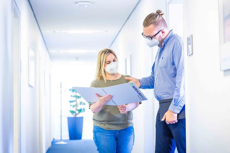 Karriere in der Pflege, jeder für sich und doch gemeinsam: Durch den Wechsel in die Gesamtpflegedienstleitung arbeitet Benjamin Schuldt nun wieder mit Meike Materna zusammen.