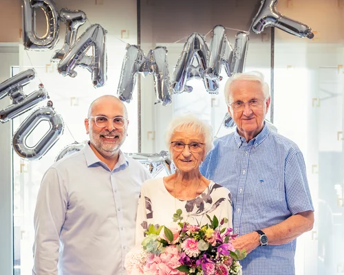 Dr. Nurettin Albayrak (l.), ehemalige Patientin Marianne Spaan (m.) und Ehemann Wilhelm Spaan (r.)
