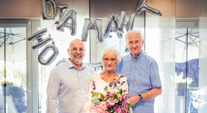 Dr. Nurettin Albayrak (l.), ehemalige Patientin Marianne Spaan (m.) und Ehemann Wilhelm Spaan (r.)