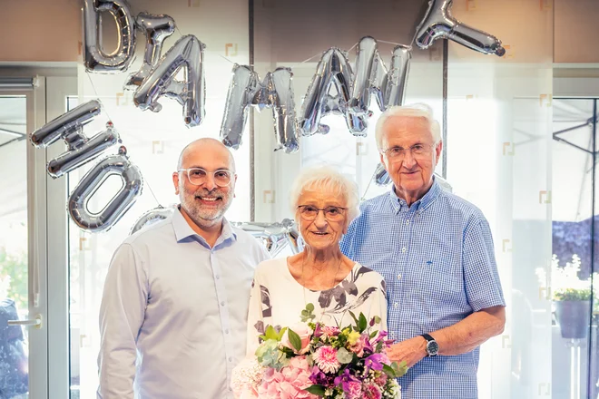 Dr. Nurettin Albayrak (l.), ehemalige Patientin Marianne Spaan (m.) und Ehemann Wilhelm Spaan (r.)