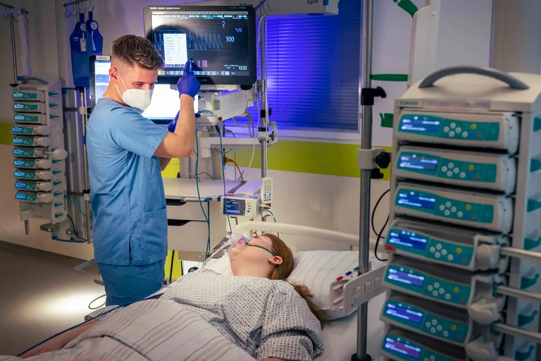 Fatih Durmaz in der nacht auf der Intensivstation