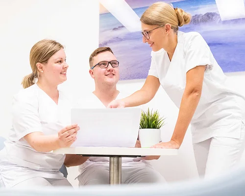 Studierende können in acht Semestern den Abschluss Bachelor of Science und die Berufszulassung als Pflegefachkraft erlangen. Hier zu sehen Pflegestudierende im Austausch.