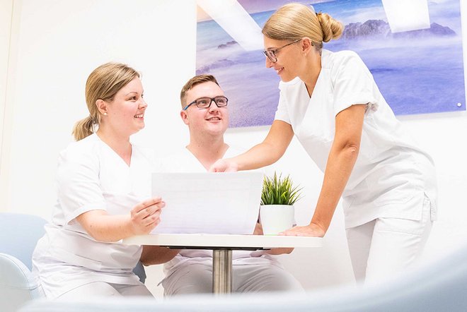Studierende können in acht Semestern den Abschluss Bachelor of Science und die Berufszulassung als Pflegefachkraft erlangen. Hier zu sehen Pflegestudierende im Austausch.