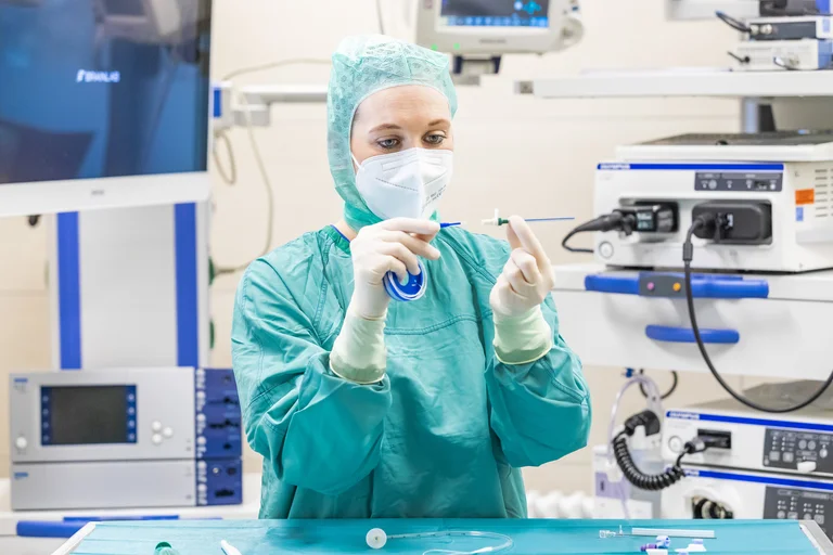 Eine PJ-Studentin bereitet eine WEG vor