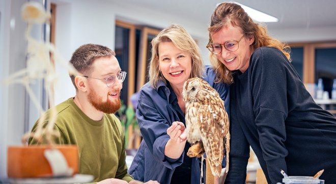 Lebensechte Tiere stehen Modell mit Unterstützung der Künstlerin Heike Fischer (m.) 