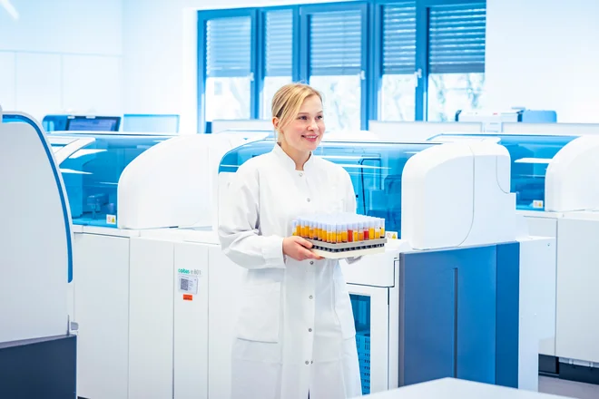 Medizinische Technologen im Labor der St. Elisabeth Gruppe übernehmen vielfältige Aufgaben.