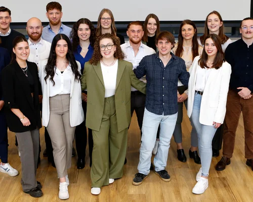 17 frisch examinierte Physiotherapeuten