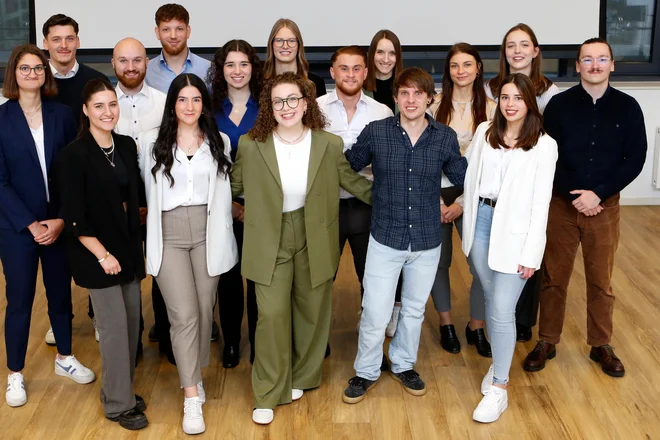 17 frisch examinierte Physiotherapeuten
