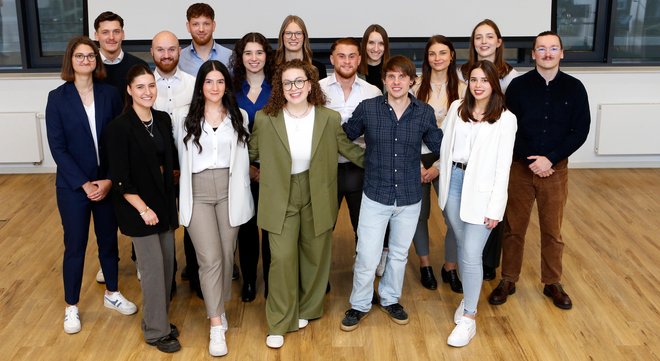 17 frisch examinierte Physiotherapeuten