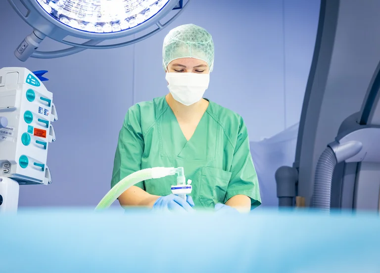 Eine Assistenzärztin der Anästhesie im OP