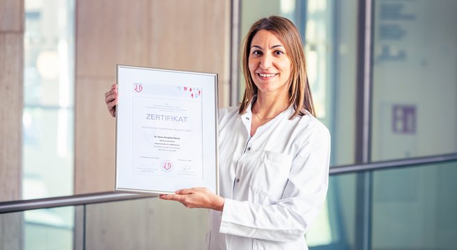 Dr. Panagiota Zgoura, Chefärztin der Klinik für Innere Medizin des St. Anna Hospital Herne, mit dem Zertifikat der Deutschen Hochdruckliga e. V. DHL – Deutsche Gesellschaft für Hypertonie und Prävention.