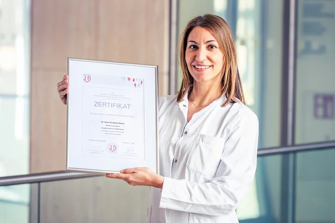 Dr. Panagiota Zgoura, Chefärztin der Klinik für Innere Medizin des St. Anna Hospital Herne, mit dem Zertifikat der Deutschen Hochdruckliga e. V. DHL – Deutsche Gesellschaft für Hypertonie und Prävention.