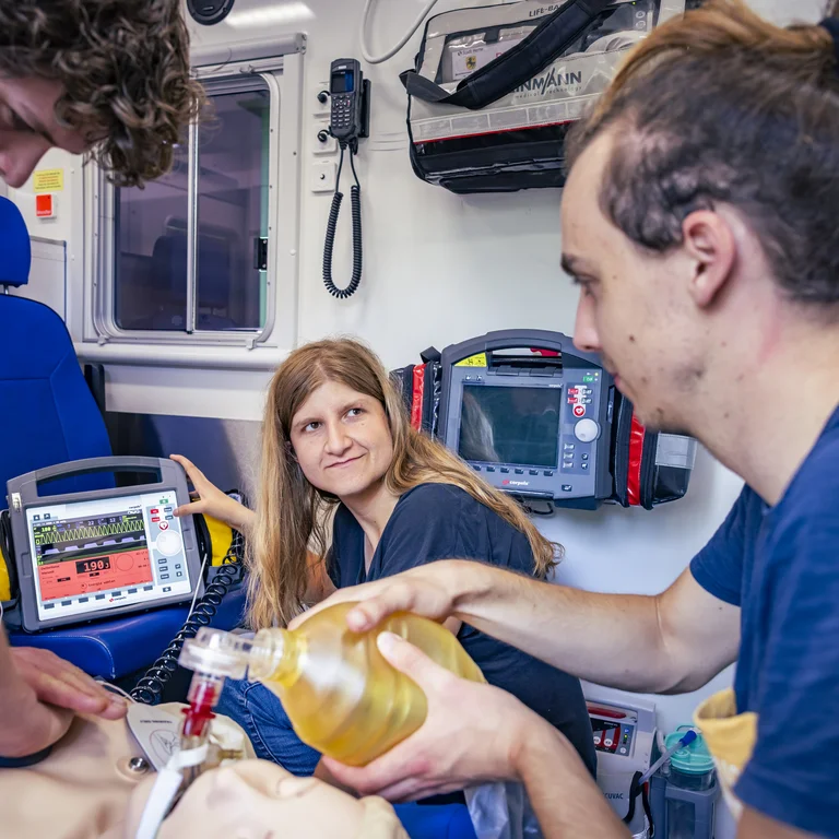 Studierende üben dern Ernstfall im Rettungswagen