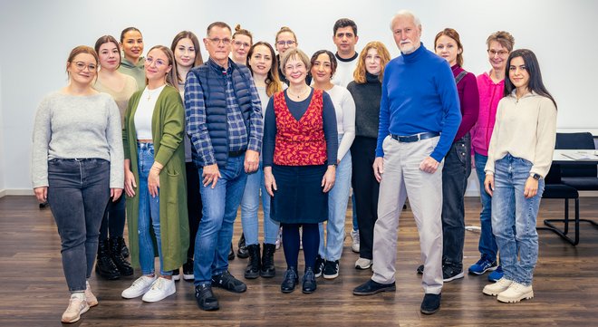 Dr. Rolf Lücke (1. Reihe, rechts), Silke Mattelé (1. Reihe, 2. von rechts) und Teilnehmer der Weiterbildung