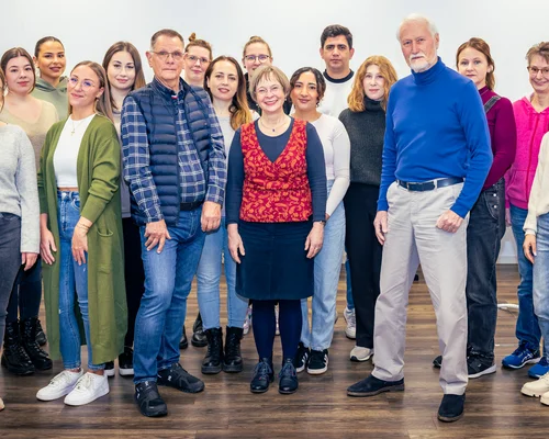 Dr. Rolf Lücke (1. Reihe, rechts), Silke Mattelé (1. Reihe, 2. von rechts) und Teilnehmer der Weiterbildung