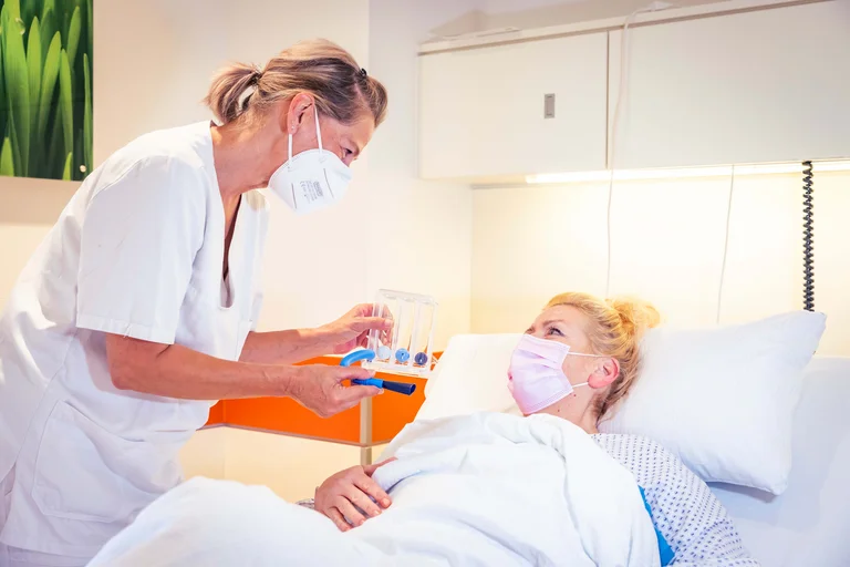 Marita Hyna arbeitet in der Pflege nah am Patienten