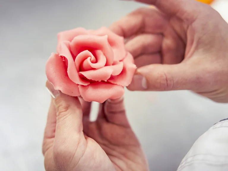 Nahaufnahme einer Marzipan-Rose, die der Konditor angefertigt hat.