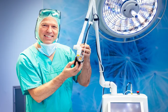 Prof. Dr. Clemens Tempfer mit dem CO2-Lasergerät