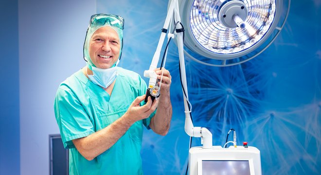 Prof. Dr. Clemens Tempfer mit dem CO2-Lasergerät