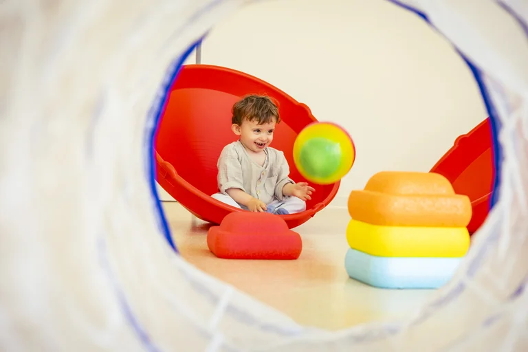 Ein Kind in der Turnhalle der Kita