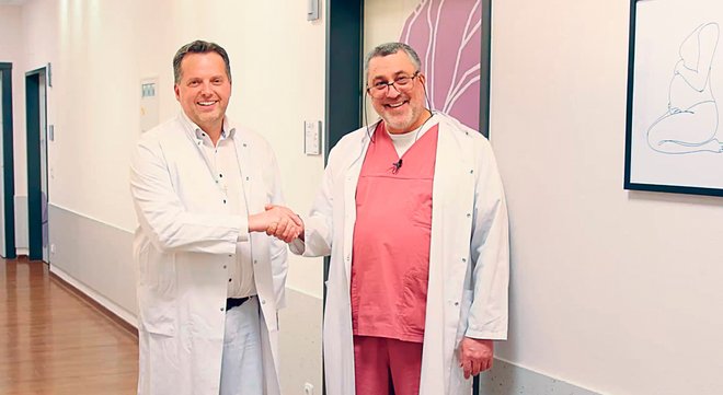  Prof. Dr. Sven Schiermeier (l.), Direktor des Zentrum für Frauenheilkunde und Geburtshilfe der St. Elisabeth Gruppe mit den Standorten Marien Hospital Witten und St. Anna Hospital Herne und Chefarzt der Frauenklinik und Geburtshilfe des Marien Hospital Witten sowie Dr. Bahman Gharavi (r.), Chefarzt der Kinder- und Jugendklinik des Marien Hospital Witten