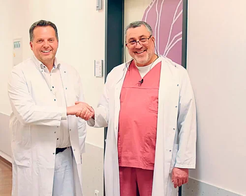 Prof. Dr. Sven Schiermeier (l.), Direktor des Zentrum für Frauenheilkunde und Geburtshilfe der St. Elisabeth Gruppe mit den Standorten Marien Hospital Witten und St. Anna Hospital Herne und Chefarzt der Frauenklinik und Geburtshilfe des Marien Hospital Witten sowie Dr. Bahman Gharavi (r.), Chefarzt der Kinder- und Jugendklinik des Marien Hospital Witten