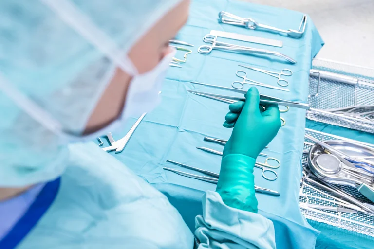 Operationstechnische Assistenten (OTA) unterstützen vor, während und nach Operationen und sorgen dafür, dass der gesamte Operationsablauf reibungslos funktioniert.