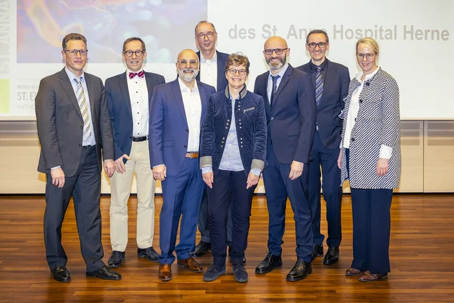 Dr. Viktor Rempel (3. v. r.), Chefarzt der Klinik für Gastroenterologie des St. Anna Hospital Herne und Nurettin Albayrak (3. v. l.), Chefarzt der Klinik für Allgemein- und Viszeralchirurgie des St. Anna Hospital Herne, begrüßten gemeinsam mit weiteren renommierten Experten aus ganz Deutschland die Teilnehmenden zum 29. Gastroenterologischen Aschermittwoch.
