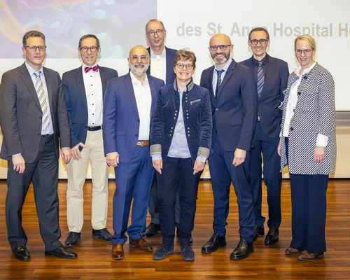 Dr. Viktor Rempel (3. v. r.), Chefarzt der Klinik für Gastroenterologie des St. Anna Hospital Herne und Nurettin Albayrak (3. v. l.), Chefarzt der Klinik für Allgemein- und Viszeralchirurgie des St. Anna Hospital Herne, begrüßten gemeinsam mit weiteren renommierten Experten aus ganz Deutschland die Teilnehmenden zum 29. Gastroenterologischen Aschermittwoch.