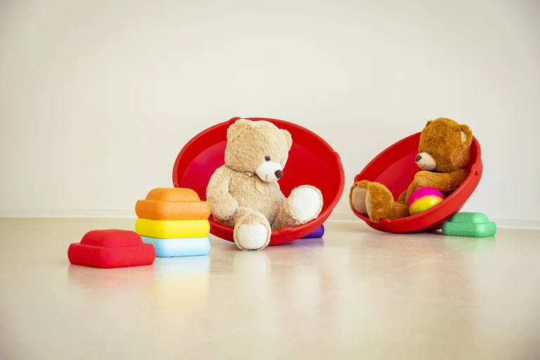 Zwei Stofftiere sitzen sich gegenüber