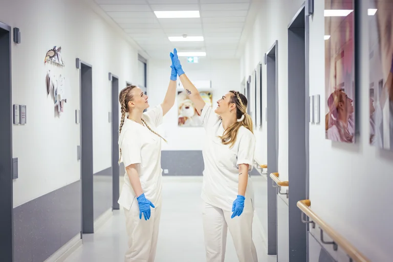 Duo in der Pflege: Mara und Merle 