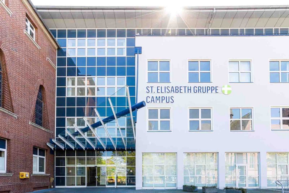 Campus St. Elisabeth Gruppe Das Bild zeigt den Eingang des Campus der St. Elisabeth Gruppe. Dort findet der theoretische Teil der Pflegeassistenten-Ausbildung statt.
