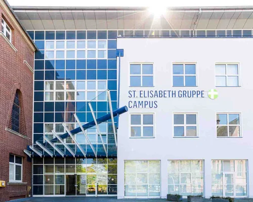 Außenansicht des Campus der St. Elisabethgruppe: Bildungsstätte für Ausbildung und Studium für Berufe im Gesundheitswesen