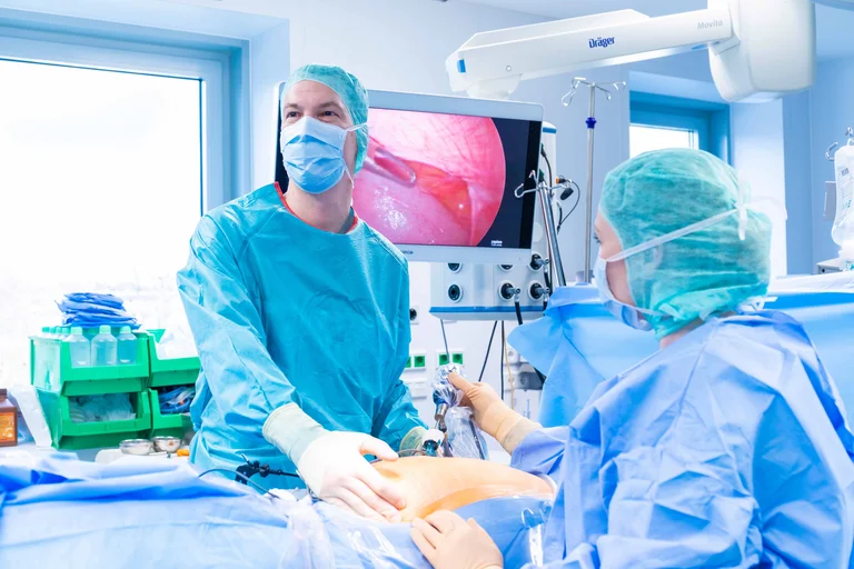 zwei Ärzte aus der Chirurgie am OP-Tisch