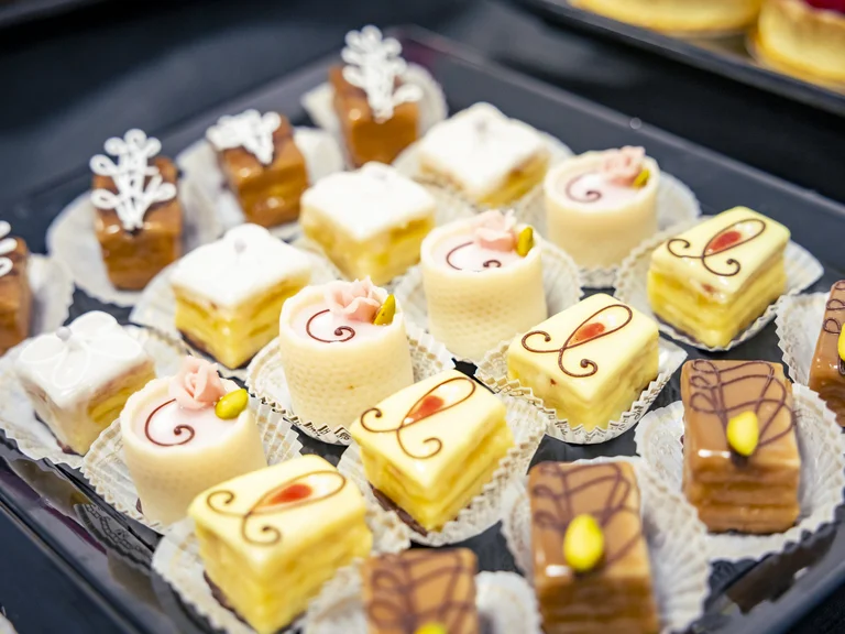Petit four stellt der Konditor ebenfalls für spezielle Anlässe her.