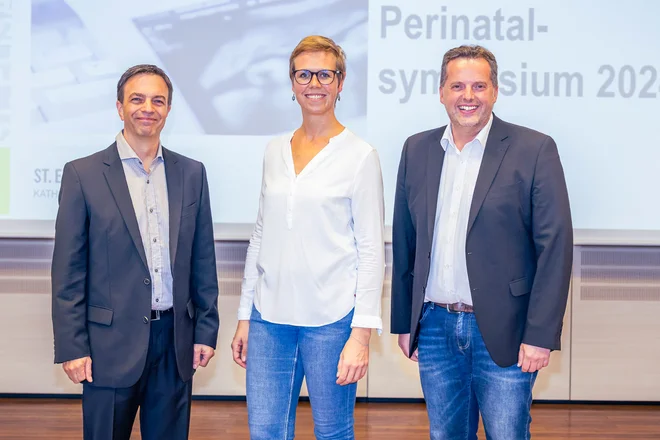 Valentin Menke (l.), Vivian Simm (m.) und Prof. Dr. Sven Schiermeier (r.)