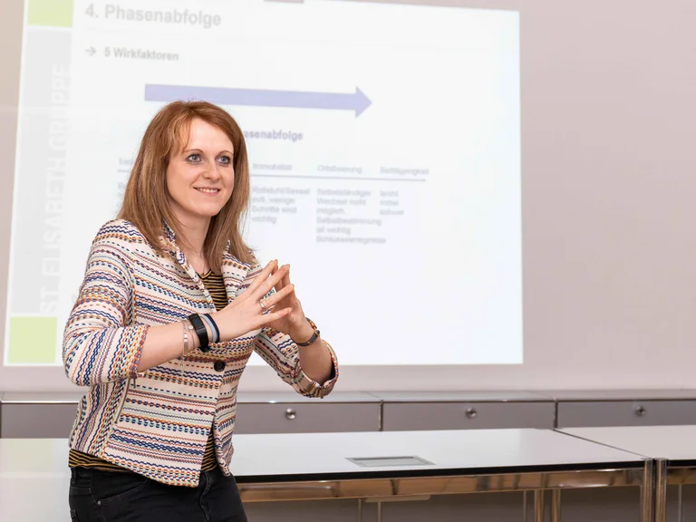 Pflegewissenschaftlerin Nicole Parwolowski bei einer Mikroschulung