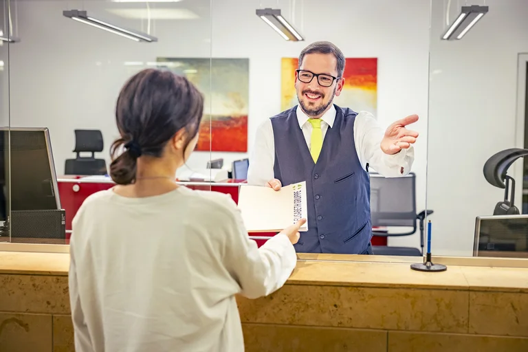 Freundlichkeit und Stressresistenz sind existenziell am Krankenhausempfang.