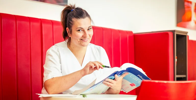 Für die Ausbildung in der Pflege lernt Dafne Deutsch