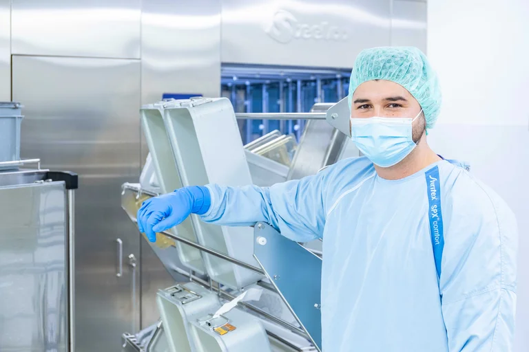 Auszubildender zur Fachkraft für Medizinprodukteaufbereitung