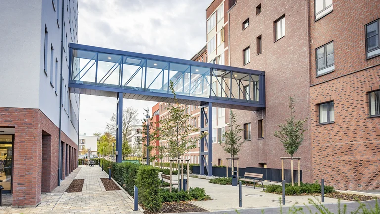 Campus der St. Elisabeth Gruppe Außenansicht - zwei Gebäude mit Brücke verbunden