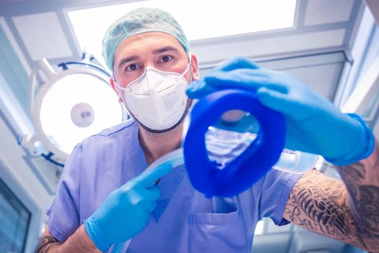 Baris Kesici betreut seine Patienten in allen Phasen der OP, auch kurz vor der Narkose.