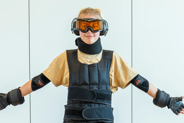 Eine Pflegekraft im Altersanzug