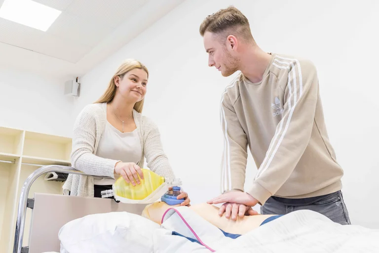 Wiederbelebungsübung in der Pflegeschule