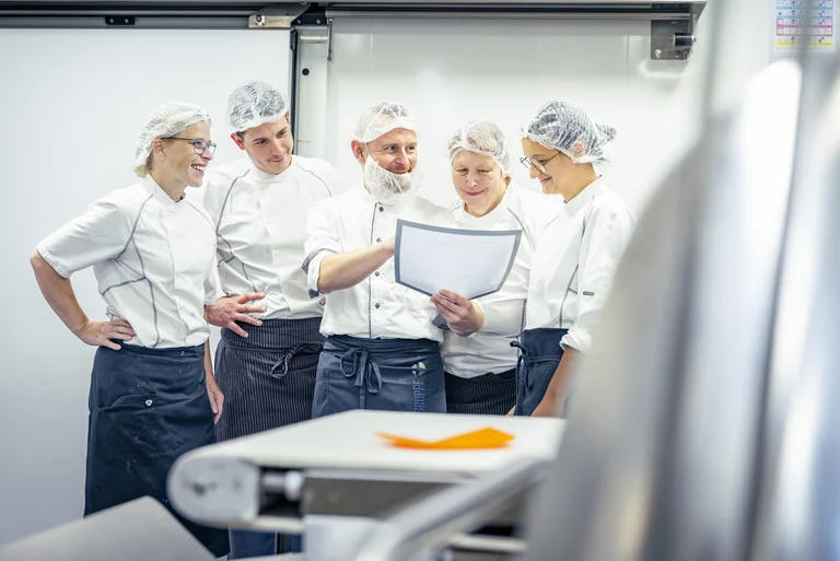 Das Konditoren-Team spricht sich eng ab, um die Arbeitsabläufe in der Großküche Kochhaus zu koordinieren.