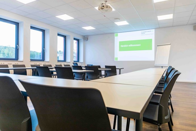 Moderne Räume am Campus für die Ausbildung Pflegefachassistenz: Unterrichtsraum mit Beamer