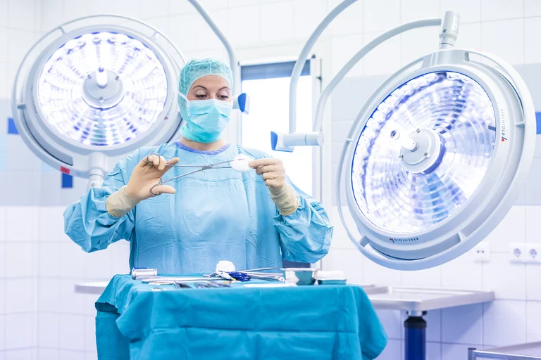 Eine OTA-Auszubildende bereit eine Operation vor.