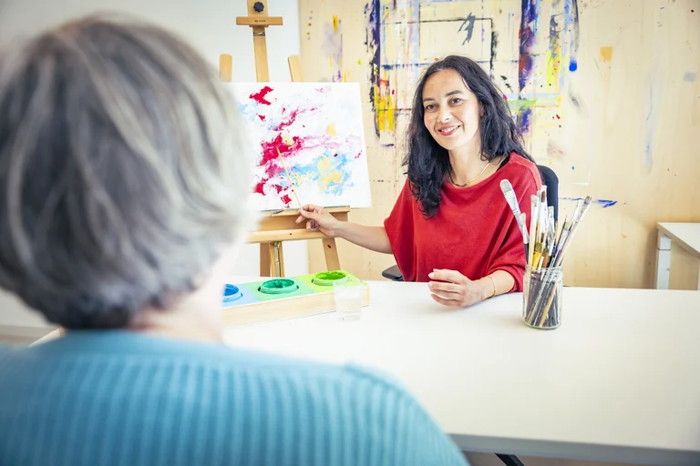 Kristina Kühne in der Reflektion mit einer Patientin