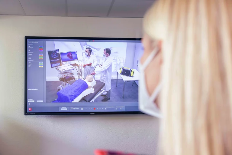 Eine Studentin sieht sich eine Videoaufzeichnung an