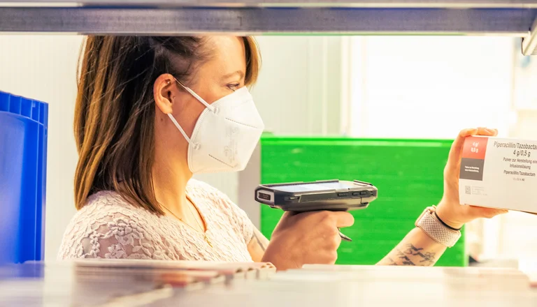 Eine Pharmazeutisch-kaufmännische Angestellte hat alles im Blick.